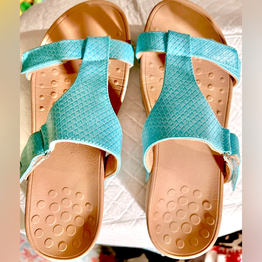 Vionic Turquoise blue sandals size 9.